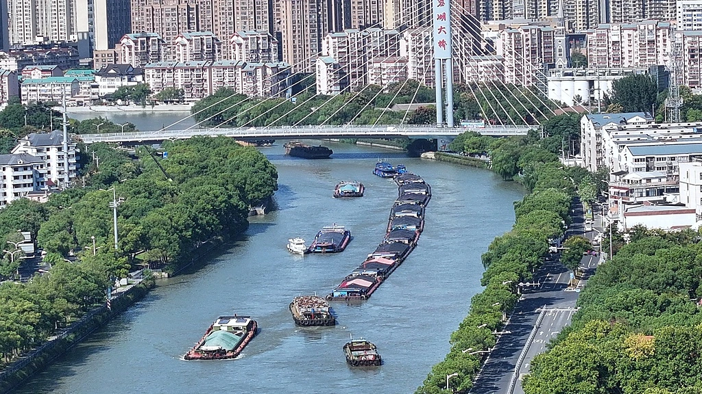 京杭大運河無錫城區 · 拖輪船隊與城市綠岸（2025 年實景配圖）